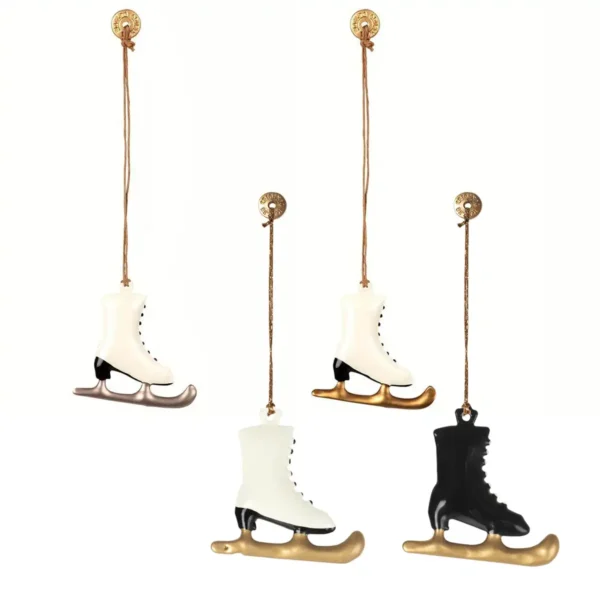 Juleornament Skøjte fra Maileg - Et ornament, der bringer vinterens glæder og julens magi ind i hjemmet