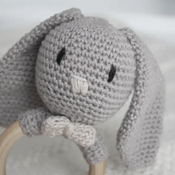 Hækleopskrift Kanin rangle og bidering fra Krea Deluxe