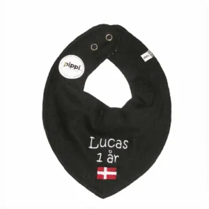 Pippi bandana fødselsdags savlesmæk med navn, alder og flag – gør fødselsdagen lidt mere festlig