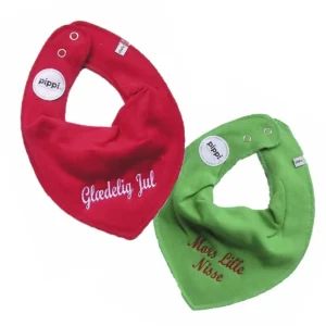 Pippi bandana savlesmæk med juletekst – en personlig nisse hilsen til de mindste