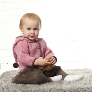 Strikkeopskrift på baby cardigan med hætte fra Svarta Fåret - Strik kærlighed ind i hverdagen