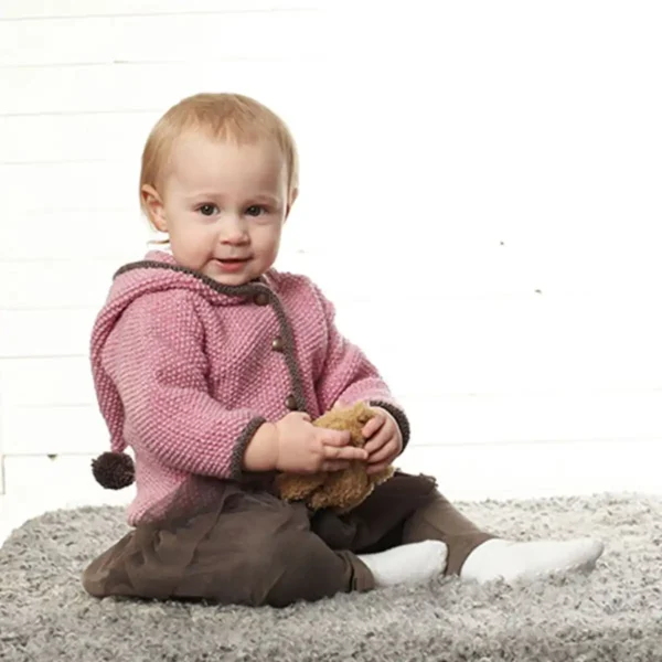 Strikkeopskrift på baby cardigan med hætte fra Svarta Fåret - Strik kærlighed ind i hverdagen