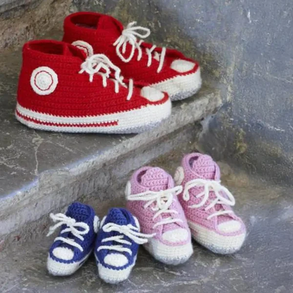 Hækleopskrift Hjemmesko fra Svarta Fåret - Hjemmesko i smart Converse-stil