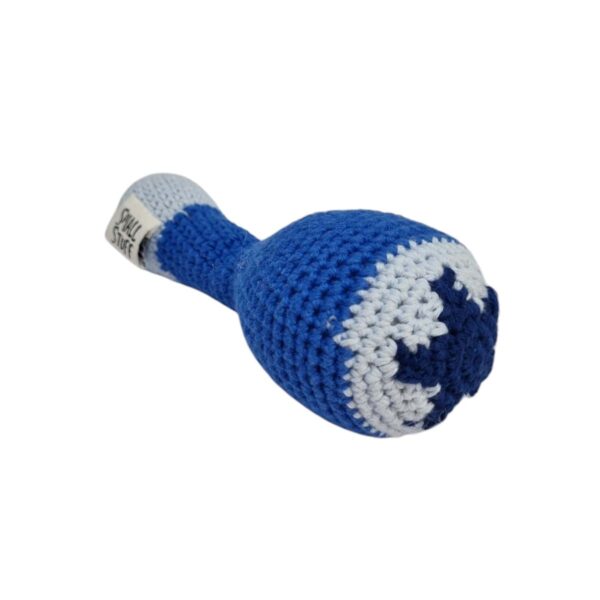 Maracas hæklet rangle fra Smallstuff i blå