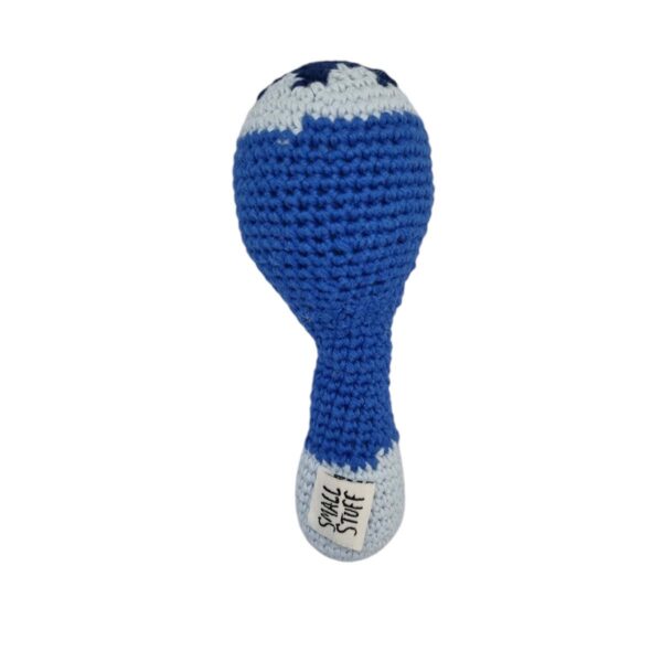 Maracas hæklet rangle fra Smallstuff i blå