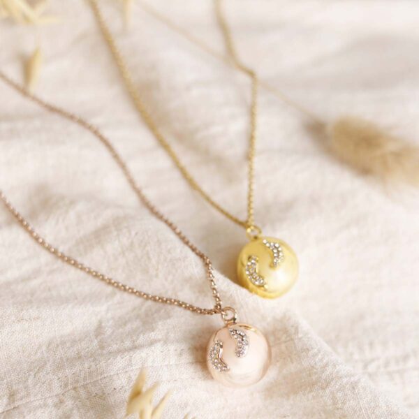 Bola graviditetssmykke i guld med babyfødder og krystalsten