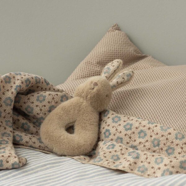 Maileg ranglesæt med kanin og stofble i lys fersken