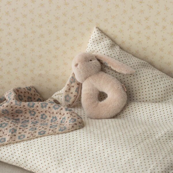 Maileg ranglesæt med kanin og stofble i pudder