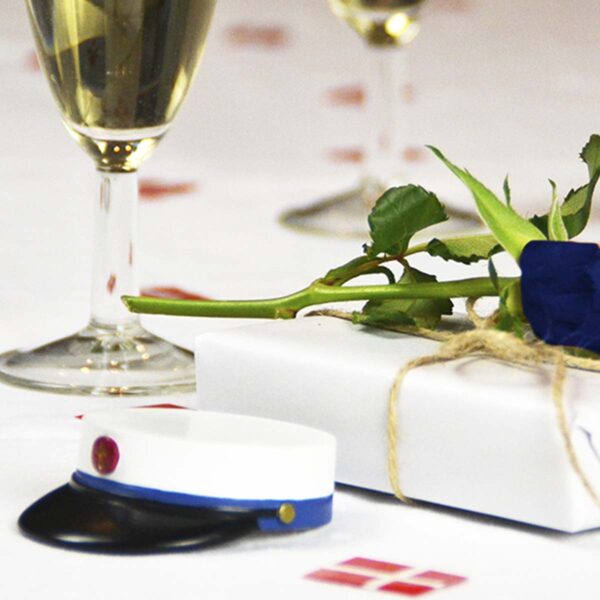 Blå eller rød studenterhue – personlig og unik studentergave fra Kids by Friis