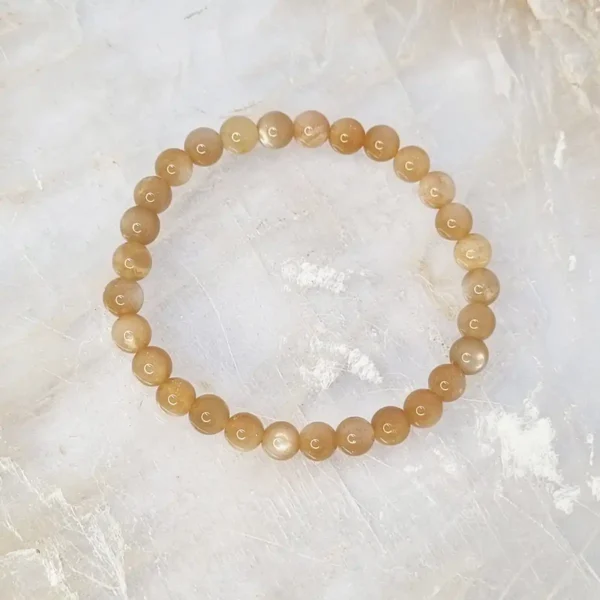 Fersken Månesten krystal armbånd – feminin ro og styrkende energi