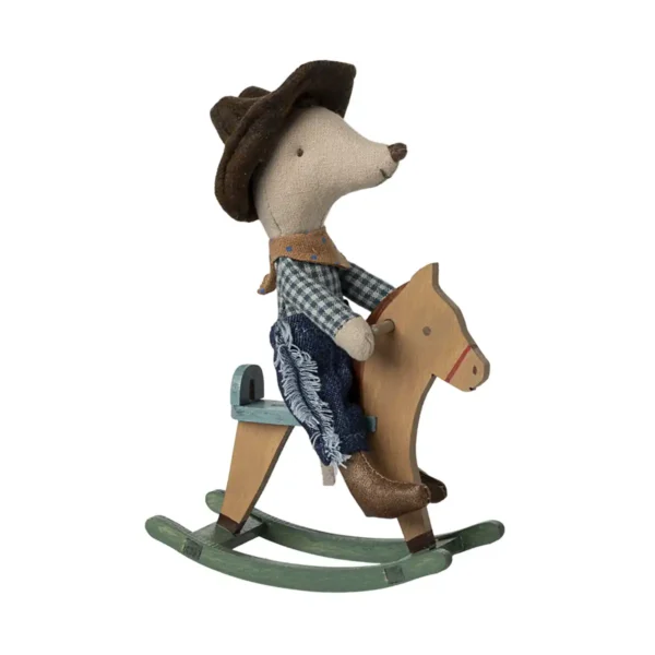 Maileg lillebror mus cowboy på gyngehest – westernleg og nostalgi i miniature