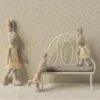 Maileg vintage bænk – til hyggelige stunder i miniature med mailegs kaniner2