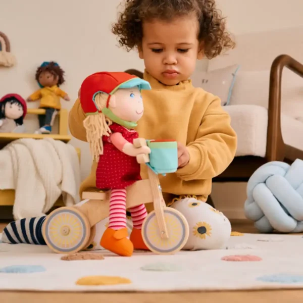 Dukke Annelie med balancecykel fra HABA – klar til eventyr på to hjul