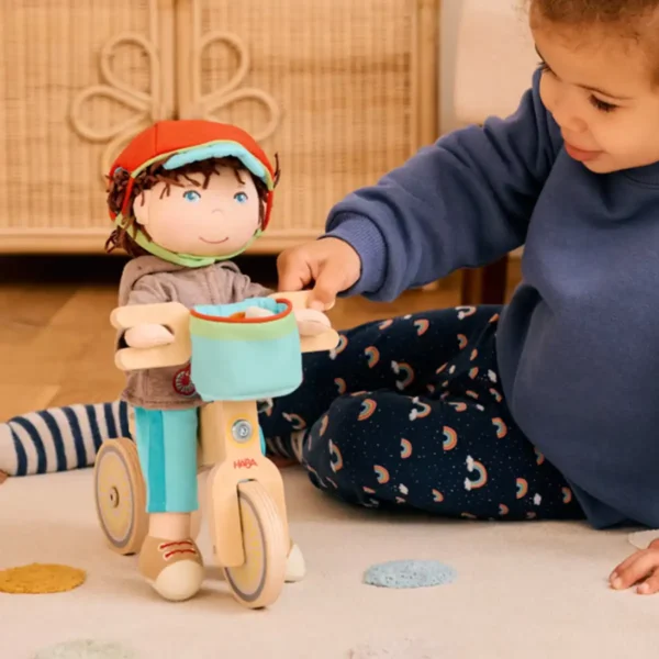 Drenge dukke Lian med balancecykel fra HABA – klar til sjov og eventyr