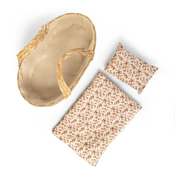 Moseskurv med sengesæt fra MaMaMeMo – en hyggelig lift til dukker og bamser 35 cm