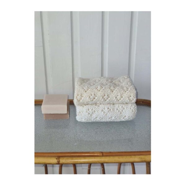 Strikkebog Retstrikkede hulmønstre af Karen Klarbæk og Vibeke Faurholt Jensen - En strikkebog for alle der elsker enkel strik