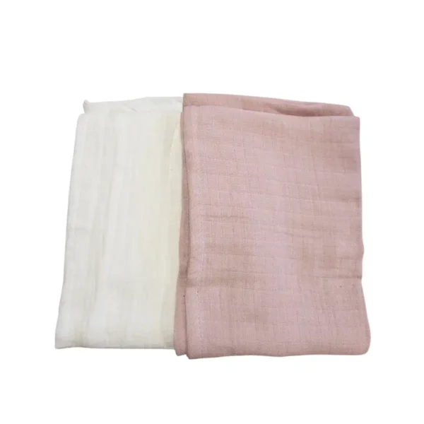 Stofbleer dusty rose og råhvid – bløde, trygge og personlige Hyggelige stunder med stofbleer i blød bomuld Stofbleer følger med i alle de små øjeblikke i hverdagen med en baby. Denne 2-pak i dusty rose og råhvid er vævet i 100% bomuld og certificeret efter Øko-Tex Standard 100, så de er helt fri for skadelige stoffer. De føles bløde mod huden, tørrer hurtigt og bliver kun blødere, jo mere de bruges. Med målene ca. 60x60 cm er de gode til både amning, gylp og pusletid. Stofbleer med plads til nærvær og hygge Når barnet søger tryghed, kan stofbleerne lige så fint bruges som små nusseklude. De kan følge barnet i vognen, i sengen eller være med i pusletasken, så der altid er en velkendt duft og blødhed tæt på. Og fordi de tåler både vask ved 60 grader og tørretumbling, er de nemme at have klar i hverdagen. Personlig brodering gør stofbleer til en gave med minder Hos Mikkla.dk kan stofbleerne bestilles med broderet navn, tekst eller dato. Det giver dem en personlig betydning, som gør dem til en gave, der kan gemmes og mindes i mange år. En oplagt idé til barselsgave, dåb eller fødselsdag, hvor du ønsker at give noget særligt. Derfor er stofbleer dusty rose og råhvid et oplagt valg Stofbleer dusty rose og råhvid er bløde og skånsomme mod babyhud Stofbleer kan bruges til gylp, amning, pusletid og små stunder med hygge Stofbleer bliver kun blødere ved vask og tåler både maskinvask og tørretumbling Stofbleer kan følge barnet som tryg nusseklud ved søvn og leg Stofbleer kan bestilles med broderet navn, tekst eller dato for et personligt præg Flere ting, der gør hverdagen med baby lettere Kombinér stofbleerne med vores udvalg af sutter og matchende suttekaeder , som også kan fås i varianter med træperler . Du kan også finde andre bløde favoritter i vores kategori med stofbleer , så du altid har en ekstra ved hånden. Se også vores baby- og børneplejeprodukter , der er udvalgt med samme fokus på tryghed og omtanke. Om stofbleer fra Mikkla.dk Hos Mikkla.dk vælger vi kun stofbleer i høj kvalitet, fordi vi ved, hvor tæt de er på barnet hver dag. De skal være bløde, sikre og hyggelige at bruge – og samtidig give forældre en hjælp i hverdagen. Vores udvalg af stofbleer spænder fra klassiske hvide til tidløse farver som dusty rose og råhvid, og du har altid mulighed for at gøre dem personlige med smukt broderi.