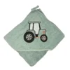 Støvet grøn baby badeslag med broderet traktor – blød velvære og tryghed i hverdagen