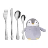 Børnebestik og pingvin bamse 4 dele fra Nordahl Andersen