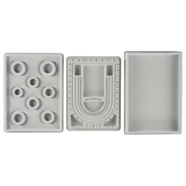 Smykkebakker og perlebakker i lysegrå velour – ro og overblik til smykkefremstilling