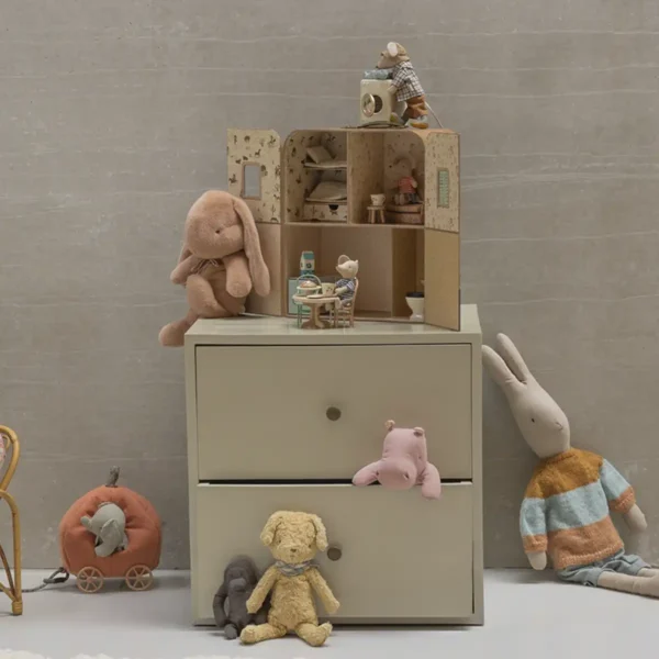 Maileg SuitCasa dukkehus til lillesøster og lillebror mus – Transportabelt dukkehus i pap med 4 rum